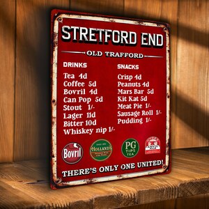 Peut inclure: Une enseigne métallique rouge de style vintage avec le texte "STRETFORD END OLD TRAFFORD". L'enseigne liste des boissons et des collations avec des prix. Comprend des logos pour Bovril, Holland's Pies et PG Tips Tea. Le bas indique "THERE'S ONLY ONE UNITED!"