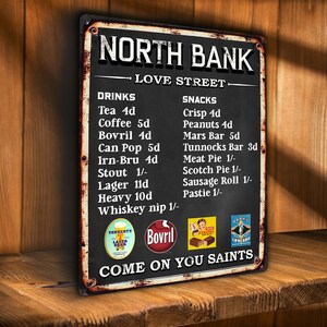 Peut inclure: Panneau métallique de style vintage avec un design de tableau noir. Le panneau répertorie les boissons et les collations avec des prix, notamment du thé, du café et du Bovril. Le panneau indique "North Bank, Love Street" et "Come on you Saints".