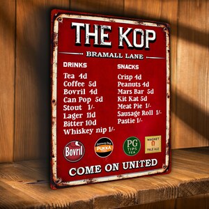 Peut inclure: Une enseigne métallique rouge vieillie avec le texte "THE KOP" et une liste de boissons et de collations. L'enseigne affiche également "COME ON UNITED" et des logos de marques. L'enseigne est posée sur une étagère en bois.