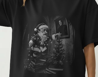 Camiseta navideña de elfo gótico, camiseta navideña de fantasía oscura, gráfico divertido de criatura mágica, regalo navideño grunge, estética ocultista retro, ambiente de Krampus