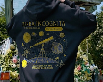 Sudadera con capucha de Cartógrafo Cósmico y Explorador Espacial: Diseño astronómico vintage con mapa de constelaciones y gráficos de astronautas para amantes del espacio.