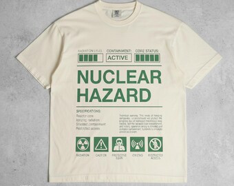 Camiseta de peligro nuclear, camiseta vintage con advertencia gráfica, camiseta utilitaria de ciencia ficción, algodón teñido en prenda de alta densidad, estética postapocalíptica
