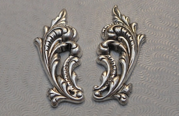 1 pc LuxeOrnaments Oxidized Brass Filigree Flower 2 Ring Pendant 37x21mm G-06831-B