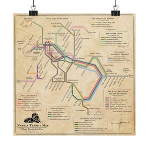 Pode incluir: Um pôster do Mapa de Trânsito de Nárnia, com um design de estilo vintage, apresentando um mapa detalhado dos locais e linhas de trânsito de Nárnia. O mapa usa um sistema de código de cores para indicar diferentes rotas. O pôster é preso por dois clipes pretos.