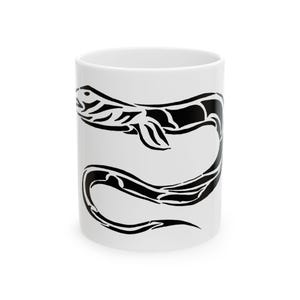 Könnte beinhalten: Weiße Keramiktasse mit einer stilisierten schwarzen Illustration eines Seeungeheuers. Das Design umschließt die Tasse. Eine einzigartige und künstlerische Ergänzung für jede Küche oder jedes Büro. Geeignet für heiße oder kalte Getränke.
