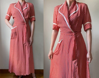 Abito a portafoglio in rayon a pois degli anni '40–S