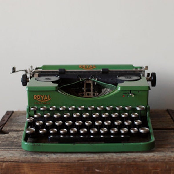 SALE - 1930's Antique Green Royal Portable Vintage Typewriter - RARE