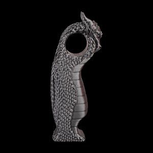 Może przedstawiać: Srebrny uchwyt na pierścionek w kształcie smoka. Smok ma szczegółowe łuski i teksturowany wygląd. Uchwyt na pierścionek jest przeznaczony do trzymania pierścionka w pysku smoka. Tło jest czarne.