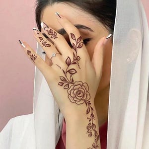 Floral Henna Tattoo Stencil – Easy & Beautiful Temporary Mehndi for Hands, for Weddings, Parties, Brown-Red Henna Style Temporary Tattoos