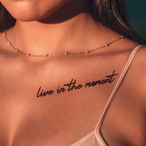 Live in the Moment tijdelijke tattoo: inspirerende quote, waterdicht