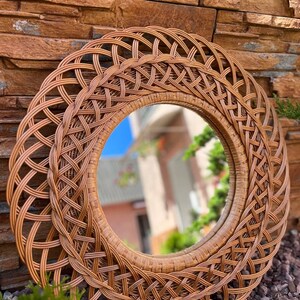 Boho Rattan Korb Wandspiegel | Handgemachter runder Spiegel | Natürlicher gewebter Rahmen | Spiegelfläche | Boho Haus Akzent