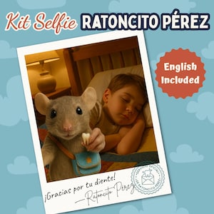 Puede incluir: Una foto con un ratón gris sosteniendo un diente junto a un niño dormido. La imagen incluye el texto "Kit Selfie RATONCITO PÉREZ" y "English Included". El ratón lleva una bolsa azul con una estrella.