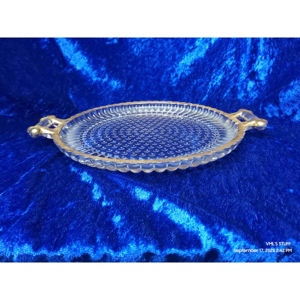 Piatto da portata vintage anni '50 in vetro Jeanette, rosa trasparente con bordo dorato.