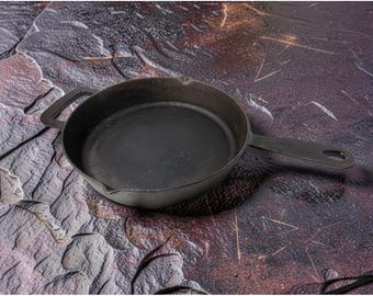 Vintage Figment 10" Dual Handles Dual Pour Spouts Cast Iron 1.75"D Frying Pan