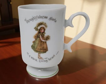 "Vintage -1973 Holly Hobbie Porzellan - Fußtasse ""Thouldfulness Starts in a Warm, Loving Heart""