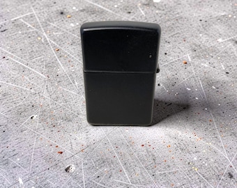 Vintage Zippo Feuerzeug, schwarz matt, windfest.