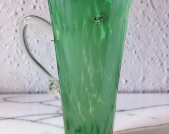 ALICJA Mid-Century-Kunstglas-Krugvase, 28,6 cm, grün, mundgeblasen, mit Wirbelmuster, stabiler Henkel