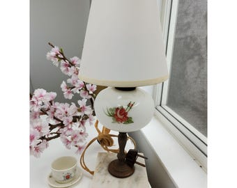vintage 19540-1950s porcelain and brass hand painted floral accent table lamp.