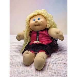 Vintage 1985 världsresande klänning från Spanien röd klänning blont hår kållappsdocka