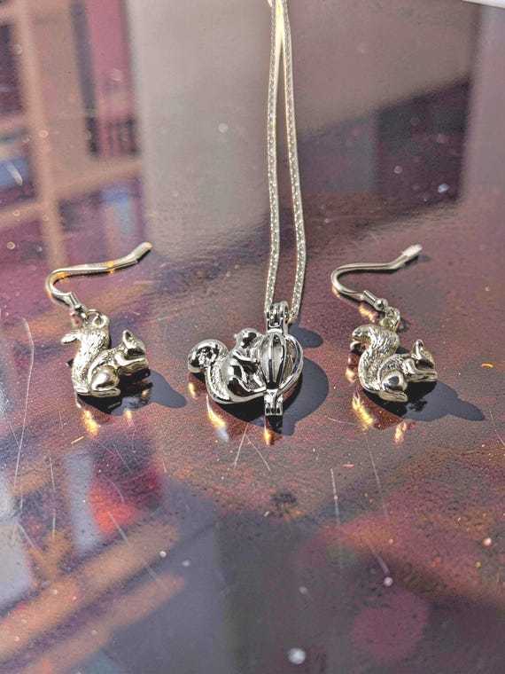 vintage womens silver tone squirrel w/nut necklace and squirrel earrings
