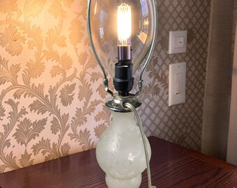 Vintage Boudoir-Nachttischlampe aus mattiertem Glas, mit floralem Muster und verchromtem Metallkragen.