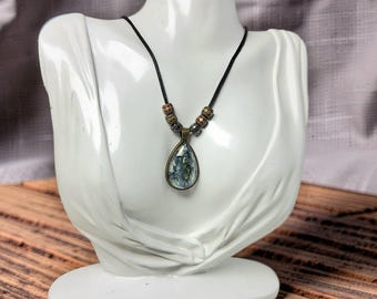 Vintage-Halskette mit goldfarbenen Metallperlen in Fassform und blauem Anhänger in Tropfenform (Mirage-Tropfenform)