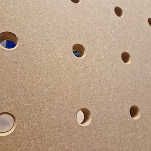 Op maat gemaakte CNC-werkbank met geperforeerde MDF-plaat: een veelzijdige en multifunctionele opspantafel voor roosterplaten voor Festool
