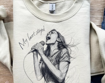 Mi corazón se quedó, Boceto de cantante, Vocalista femenina, Diseño de camiseta, PNG, SVG, Sublimación, DTF, Artista musical, Dibujado a mano, Retrato melancólico, Impresión gráfica