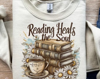 Alma lectora, pila de libros, taza de té, libros antiguos, lectura acogedora, diseño de camiseta