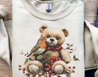 Oso de peluche, Pájaro amigo, Bayas navideñas, Pintura suave, Arte invernal, Estilo acogedor, Escena de regalo, Navidad clásica, PNG navideño, Diseño de camiseta, Sublimación, DTF