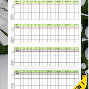 Op de afbeelding: Een golfscorekaart met vier scorekaarten, elk met ruimte voor holes 1-18, par, datum en course distance. Het ontwerp bevat een gele banner met de tekst "DESIGN 1". De achtergrond bevat golfballen en gras.