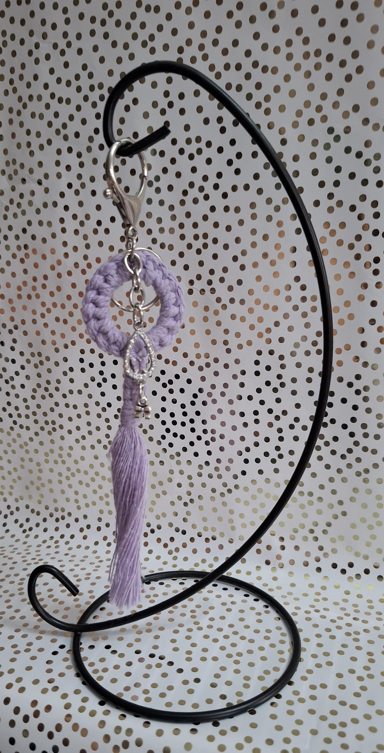 ハンドメイドの淡い紫色のマクラメキーホルダー（チャーム付き