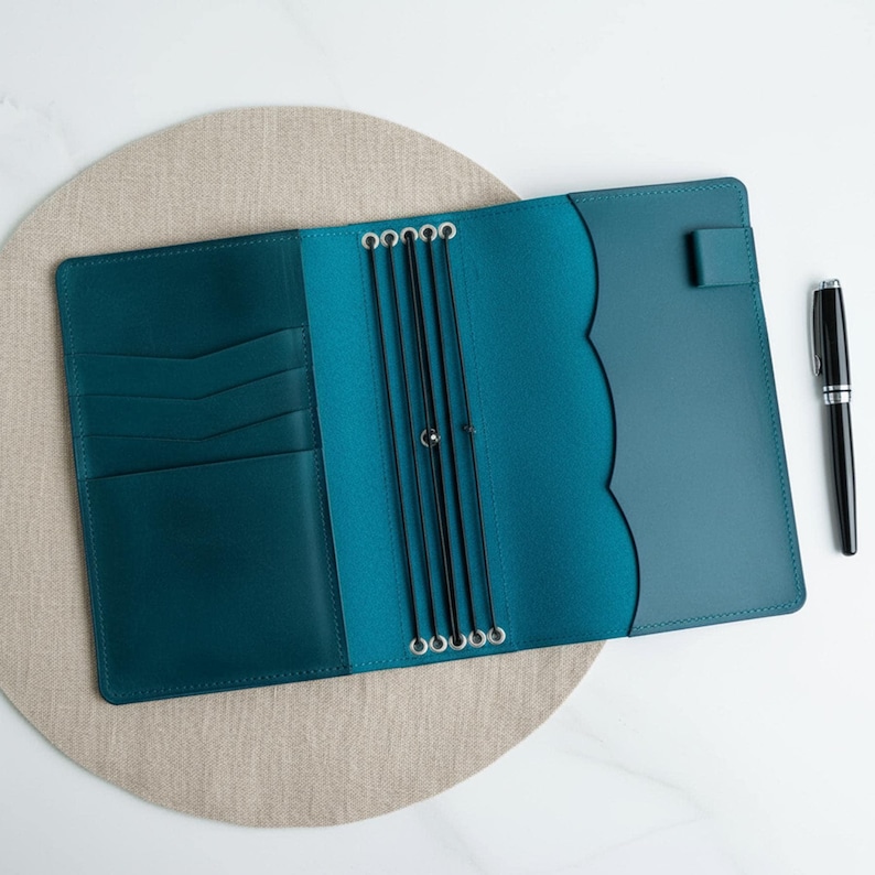 Housse pour ordinateur portable de voyage 100 % cuir véritable, ordinateur portable personnalisé, housse pour ordinateur portable avec poches, housse pour journal intime avec porte-stylo image 1