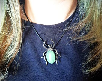 Broche de escarabajo de jade: amuleto mágico para protección, suerte y armonía.