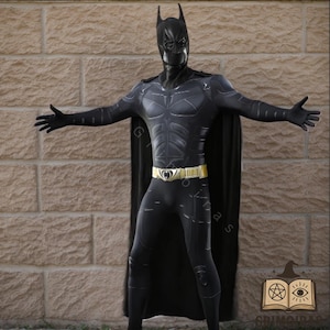Black Armored Hero Bodysuit with Cape & Gold Belt – Full-Body Muscle Cosplay Costume for Adults, Halloween, Comic Con, and Themed Parties