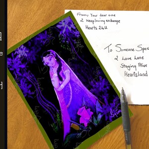 Puede incluir: Una postal morada y rosa con una pintura de una mujer con un vestido morado y un velo rosa. El texto en la postal dice "To Someone Special. 2 Love Lane Staying Alive Heartsland".