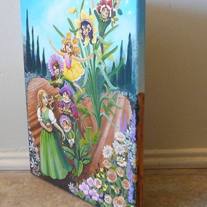 Puede incluir: Una pintura caprichosa sobre lienzo representa una escena de jard&iacute;n con figuras adornadas con tocados florales. La obra de arte presenta un cielo azul, un camino marr&oacute;n y una variedad de flores, creando una composici&oacute;n vibrante e imaginativa.