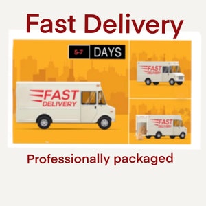 Puede incluir: Ilustraci&oacute;n de furgonetas de reparto blancas con la inscripci&oacute;n "Fast Delivery" y rayas rojas. La imagen tambi&eacute;n incluye el texto "5-7 D&Iacute;AS" y "Empaquetado profesionalmente" sobre un fondo amarillo.