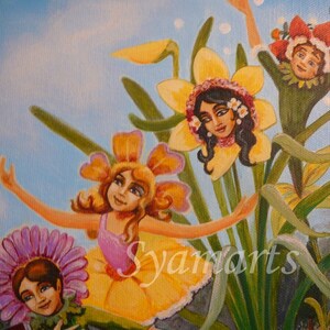 Puede incluir: Una pintura caprichosa representa figuras con cabezas y cuerpos en forma de flor, sobre un cielo azul. Las figuras, en tonos de amarillo, rosa y verde, parecen bailar entre altos tallos verdes y flores amarillas. La firma del artista, "Syamarts", es visible.