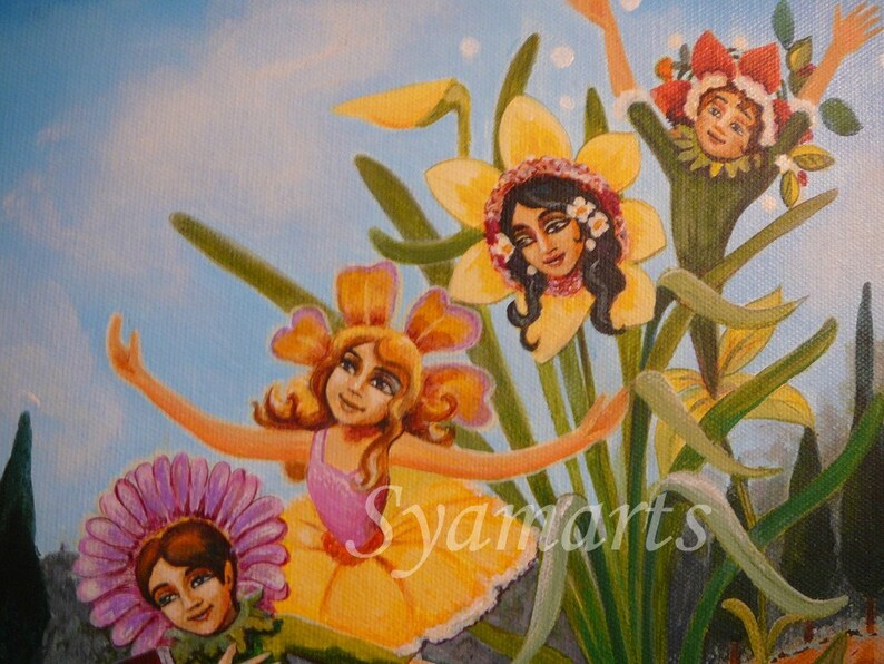 Puede incluir: Una pintura caprichosa representa figuras con cabezas y cuerpos en forma de flor, sobre un cielo azul. Las figuras, en tonos de amarillo, rosa y verde, parecen bailar entre altos tallos verdes y flores amarillas. La firma del artista, "Syamarts", es visible.