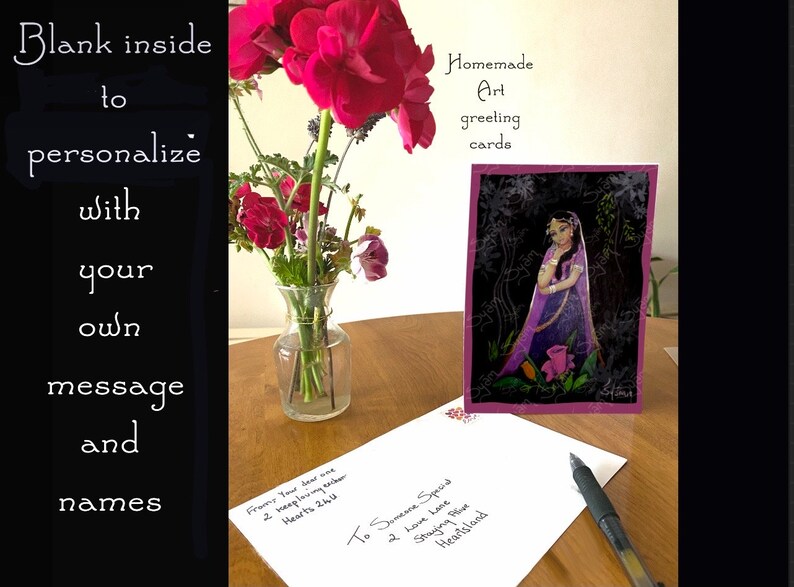 Puede incluir: Una tarjeta de felicitaci&oacute;n hecha a mano con un borde morado presenta una pintura de una mujer con un atuendo morado y dorado de pie en un jard&iacute;n. El interior de la tarjeta est&aacute; en blanco para personalizarla con un mensaje y nombres. El texto "Tarjetas de felicitaci&oacute;n de arte caseras" est&aacute; escrito en la tarjeta.