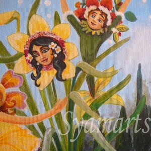 Puede incluir: Pintura original que representa figuras caprichosas en un jard&iacute;n de narcisos. Las figuras tienen tocados en forma de flor y est&aacute;n rodeadas de hojas verdes y flores amarillas. El fondo es un cielo azul claro con puntos blancos. La firma del artista "Syamarts" es visible.