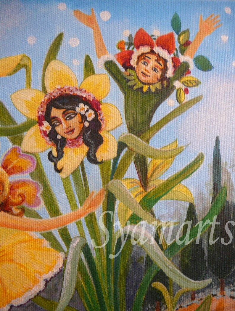 Puede incluir: Pintura original que representa figuras caprichosas en un jard&iacute;n de narcisos. Las figuras tienen tocados en forma de flor y est&aacute;n rodeadas de hojas verdes y flores amarillas. El fondo es un cielo azul claro con puntos blancos. La firma del artista "Syamarts" es visible.