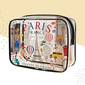 Peut inclure: Une trousse de toilette rectangulaire transparente avec des bordures noires, ornée d'un motif Paris France. L'imprimé inclut la tour Eiffel, des montgolfières, une voiture jaune, un scooter et le texte PARIS FRANCE EST 1928 et TRAVFI IN FRANCE.