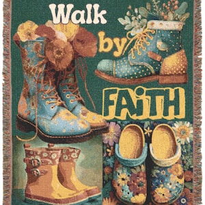 Pode incluir: Uma manta tecida com fundo verde e um design com vários tipos de botas e tamancos. O texto "Walk by Faith" é exibido em branco e dourado. As botas e os tamancos são decorados com padrões florais.