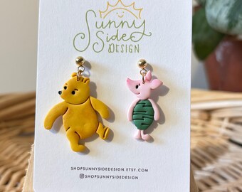 Pendientes clásicos de Pooh y Piglet de arcilla polimérica / Pendientes colgantes hechos a mano inspirados en cuentos de hadas / Estilo vintage de Winnie the Pooh