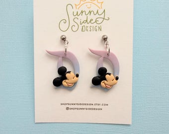 Pendientes grandes de arcilla polimérica inspirados en Mickey Mouse y la letra D de Disneyland / Pendientes hechos a mano inspirados en los parques de Disney / Joyería con los colores del Castillo de Disney