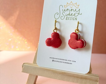 Pendientes de aro con forma de macarrón inspirados en Mickey en color rosa / Pendientes de arcilla polimérica hechos a mano para San Valentín / Joyas inspiradas en la comida de Disneyland