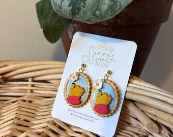 Pendientes de flores de Winnie the Pooh / Pendientes colgantes de margaritas de Pooh Bear / Pendientes hechos a mano de arcilla polimérica / Joyería adorable inspirada en Disney