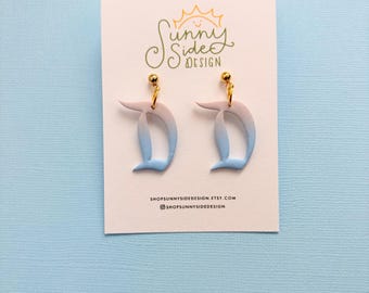 Pendientes de arcilla polimérica inspirados en la letra D de Disneyland / Pendientes hechos a mano inspirados en los parques de Disney / Regalo de Navidad de Disney